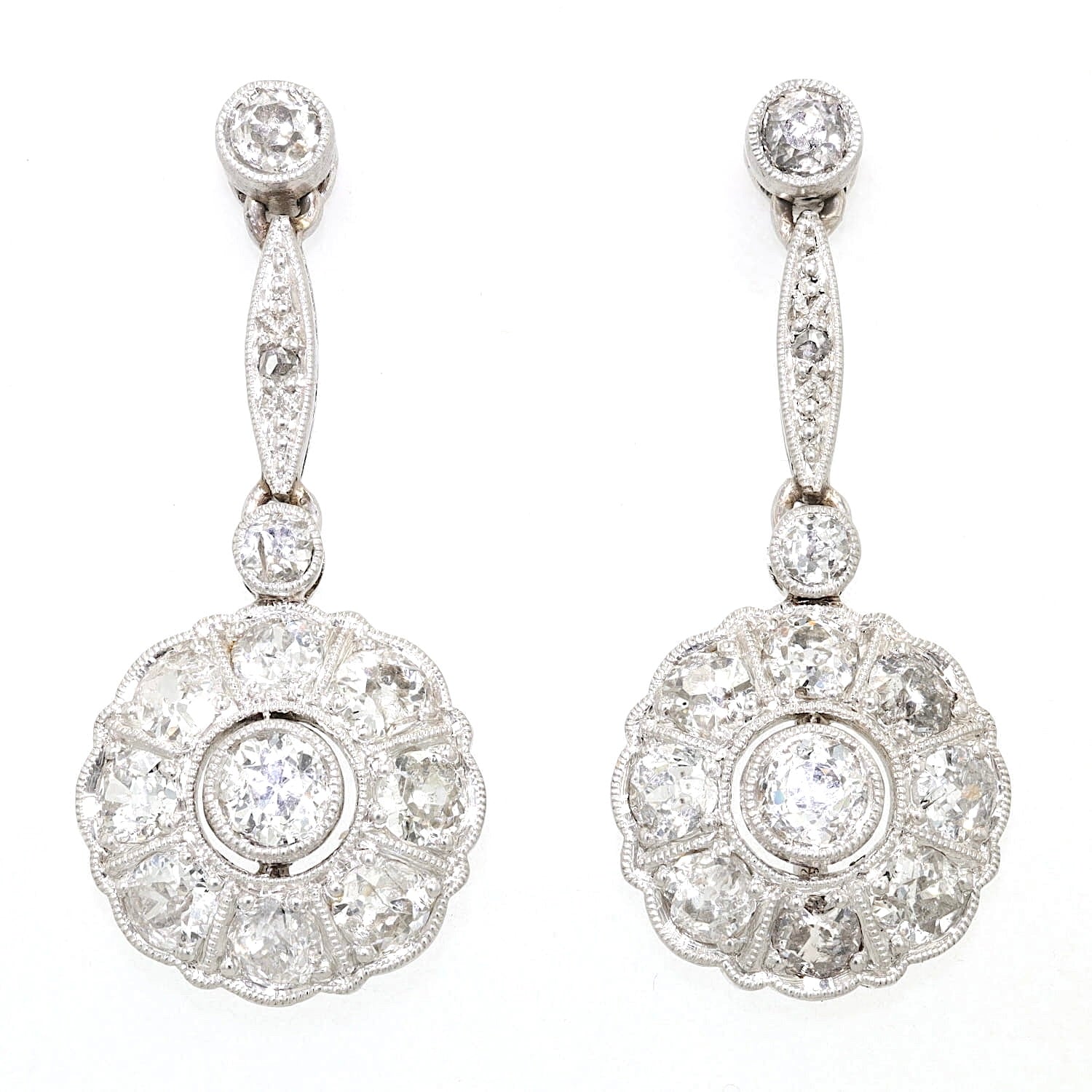 Art Deco Ohrringe in 585/750er Weißgold und Platin mit insgesamt ca. 1,8 ct Diamanten, hängend frontal