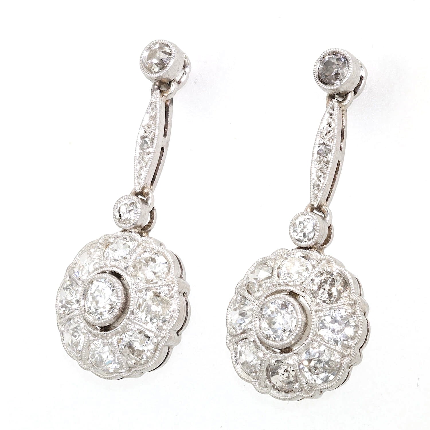 Art Deco Ohrringe in 585/750er Weißgold und Platin mit insgesamt ca. 1,8 ct Diamanten, hängend frontal