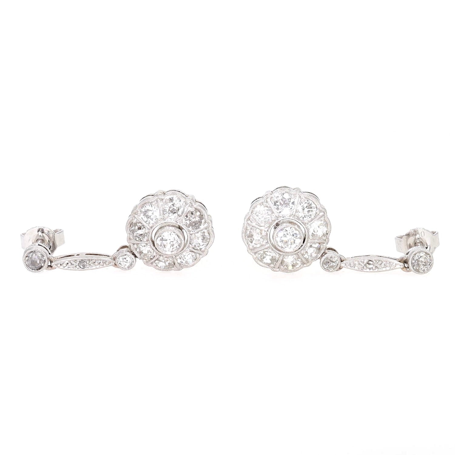 Art Deco Ohrringe in 585/750er Weißgold und Platin mit insgesamt ca. 1,8 ct Diamanten, liegend frontal