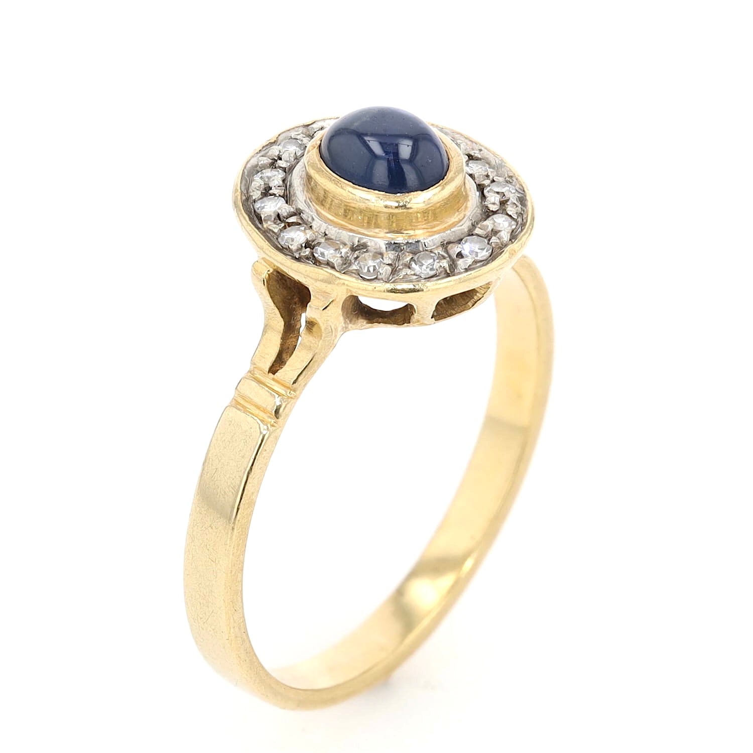 Ring in 750er Gelbgold mit einem blauen Saphir-Cabochon und Diamanten, stehend