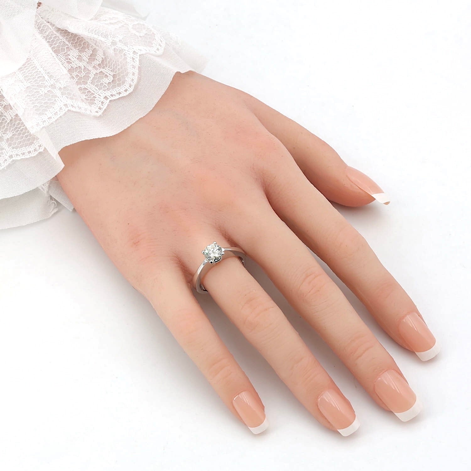 Solitärring in 750er Weißgold mit einem Brillanten ca. 1 ct, an einer künstlichen Hand