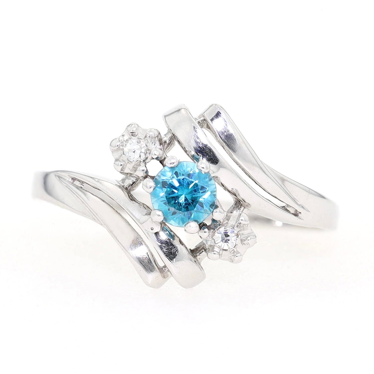 Ring in 585er Weißgold mit einem natürlichen blauen Zirkon und Diamanten, liegend frontal