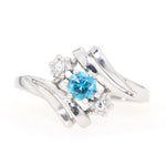 Ring in 585er Weißgold mit einem natürlichen blauen Zirkon und Diamanten, liegend frontal
