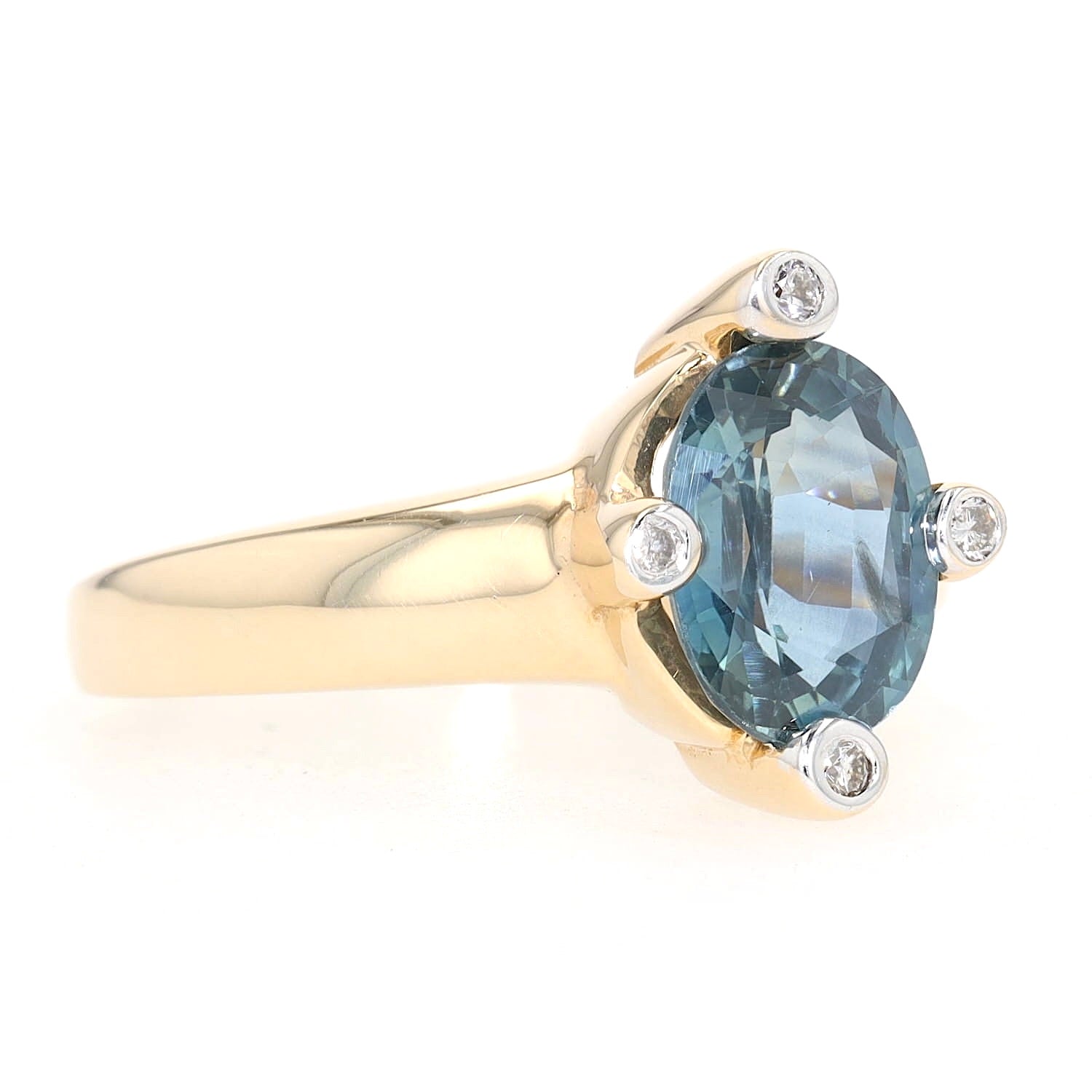 Ring in 585er Gelbgold mit einem blauen Saphir und Brillanten, liegend rechts gedreht