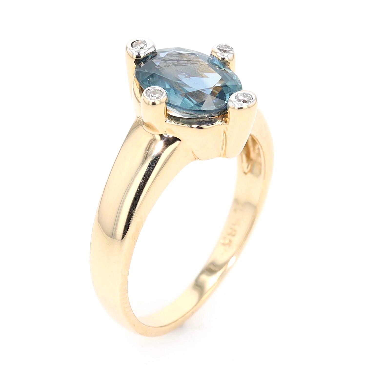 Ring in 585er Gelbgold mit einem blauen Saphir und Brillanten, stehend