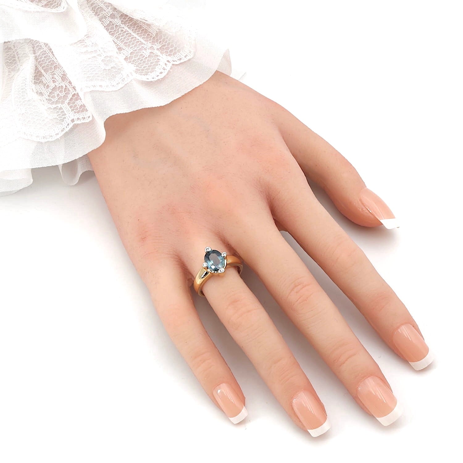 Ring in 585er Gelbgold mit einem blauen Saphir und Brillanten, an der Hand