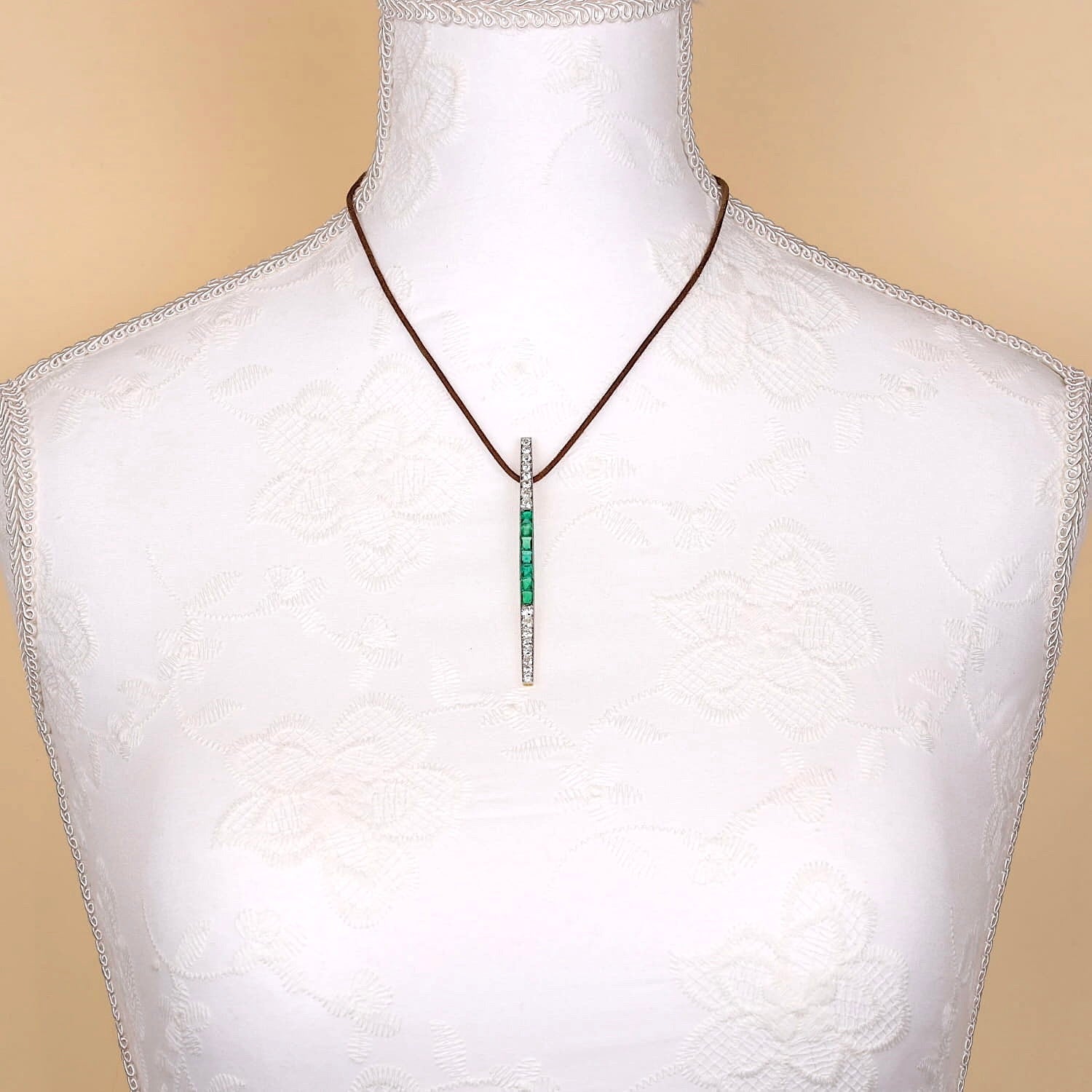 Art Deco Anhänger(ehemals Brosche) aus 750er Gelbgold/Platin mit Smaragden und Diamanten, an der Büste