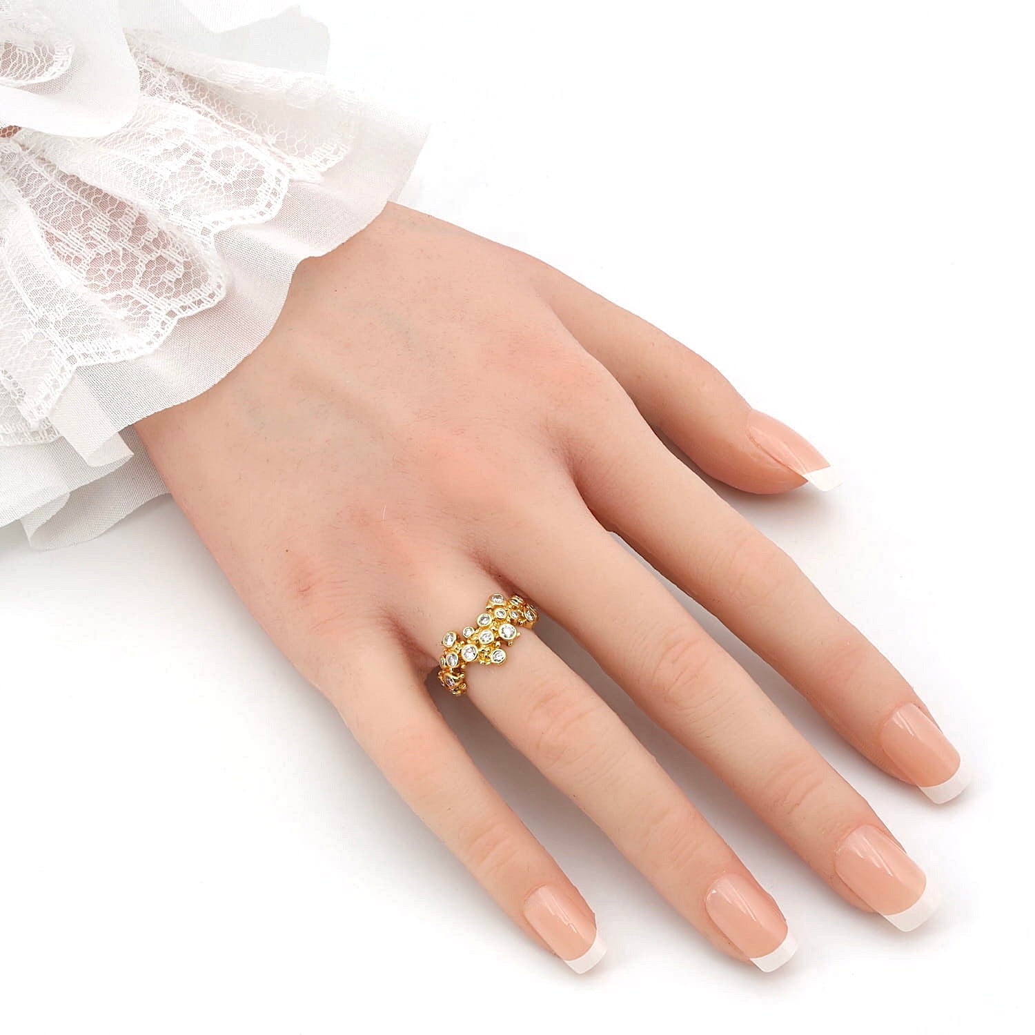 Ring vermutlich von Gilbert Albert in 750er Gelbgold mit Brillanten, an der Hand