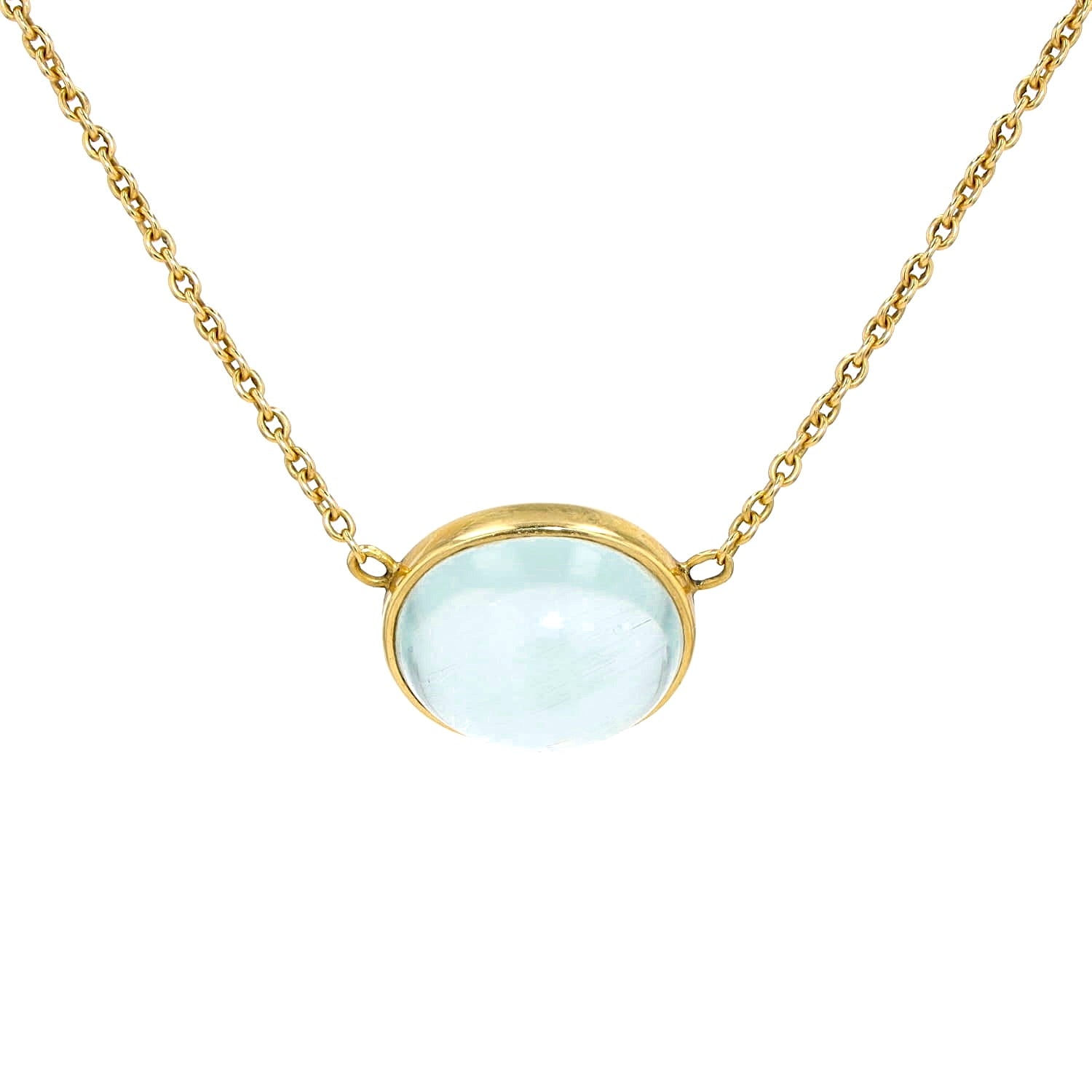 Collier in 750er Gelbgold mit einem Aquamarin-Cabochon, hängend frontal Nahansicht
