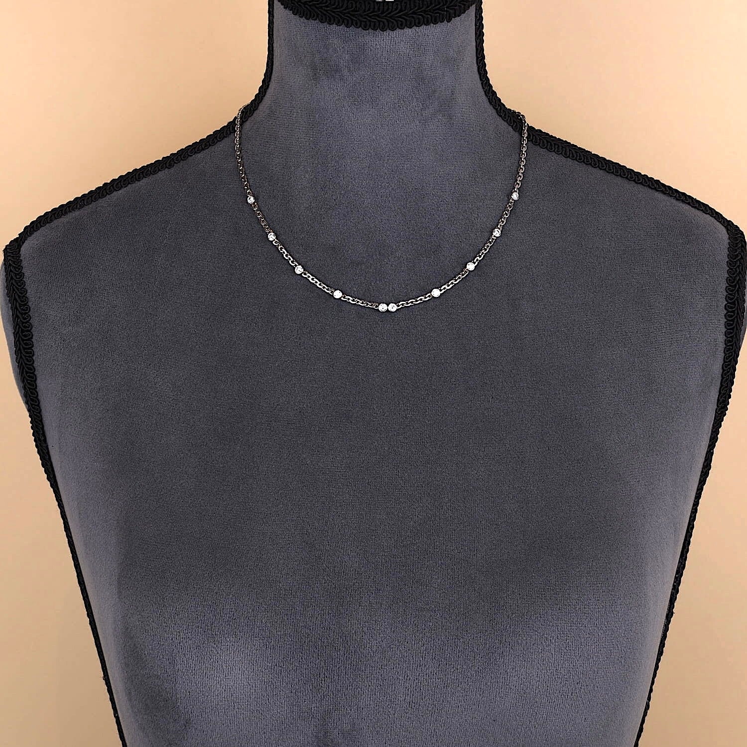 Kette in 950er Platin mit ca. 1 ct Brillanten und einer Zuchtperle, an der Büste