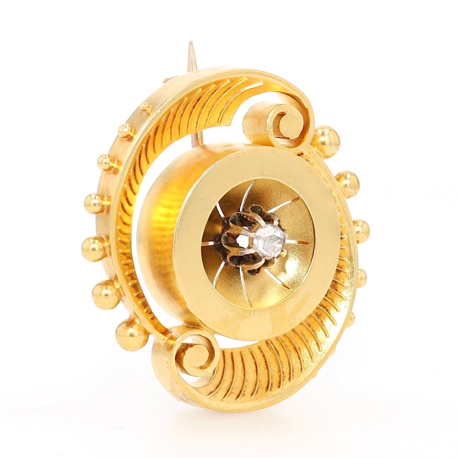 Historismus Brosche in 585er Gelbgold mit einem Diamanten, aufrecht stehend leicht rechts gedreht