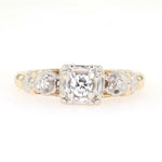 Ring in 585er Gelb- und Weißgold mit einem Brillanten und 2 Diamanten, liegend frontal