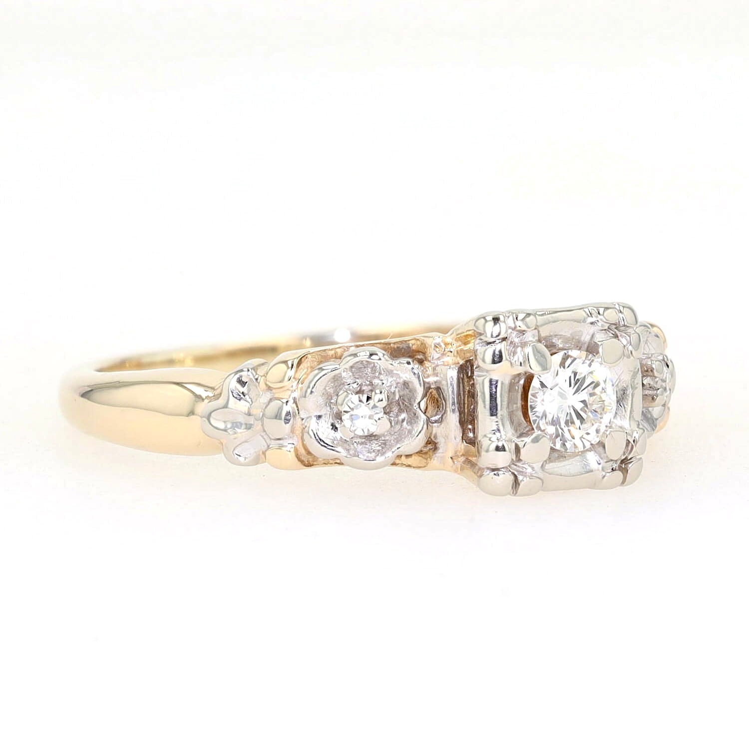 Ring in 585er Gelb- und Weißgold mit einem Brillanten und 2 Diamanten, liegend rechts gedreht