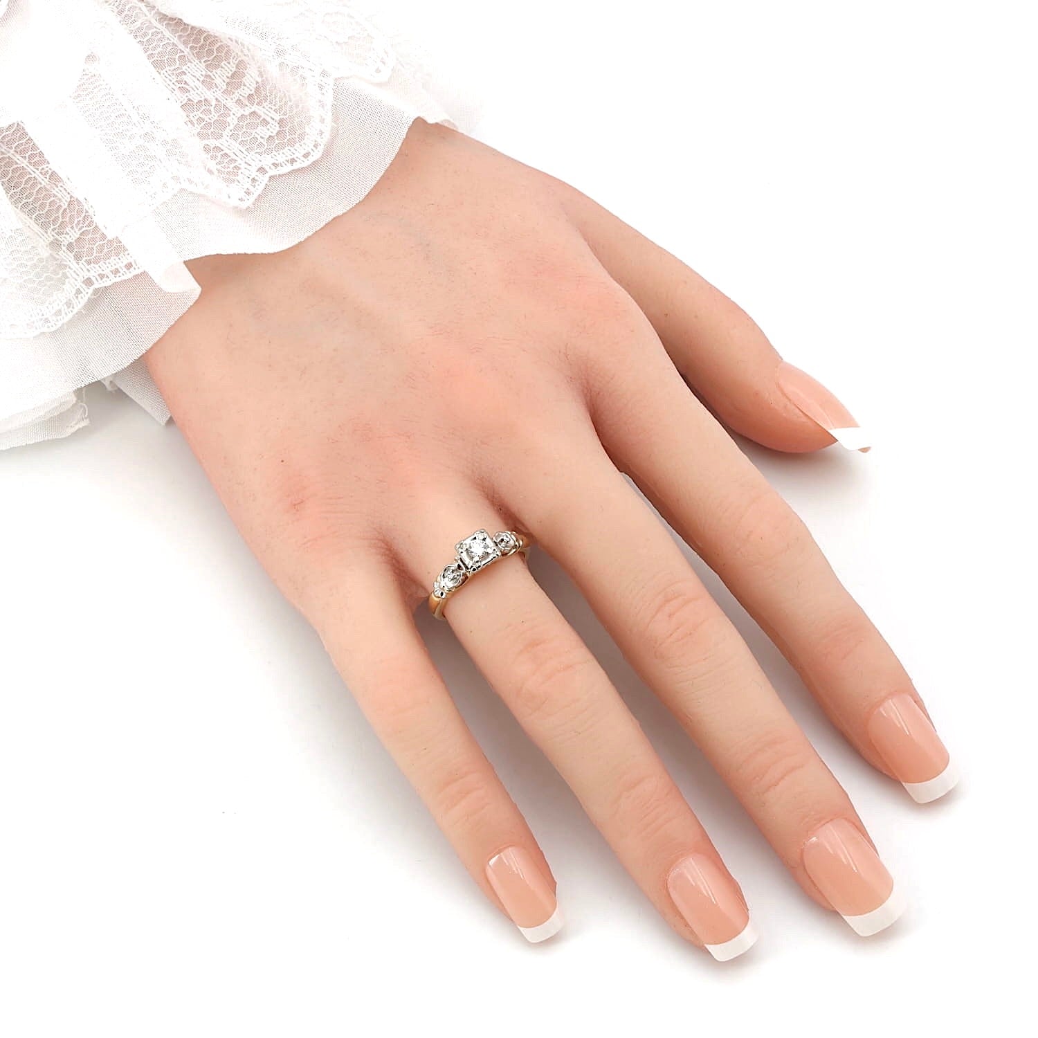 Ring in 585er Gelb- und Weißgold mit einem Brillanten und 2 Diamanten, an der künstlichen Hand