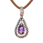 Viktorianischer Anhänger in 750er Gelbgold und Silber mit einem Amethyst und Diamanten, hängend frontal an einem braunen Lederband