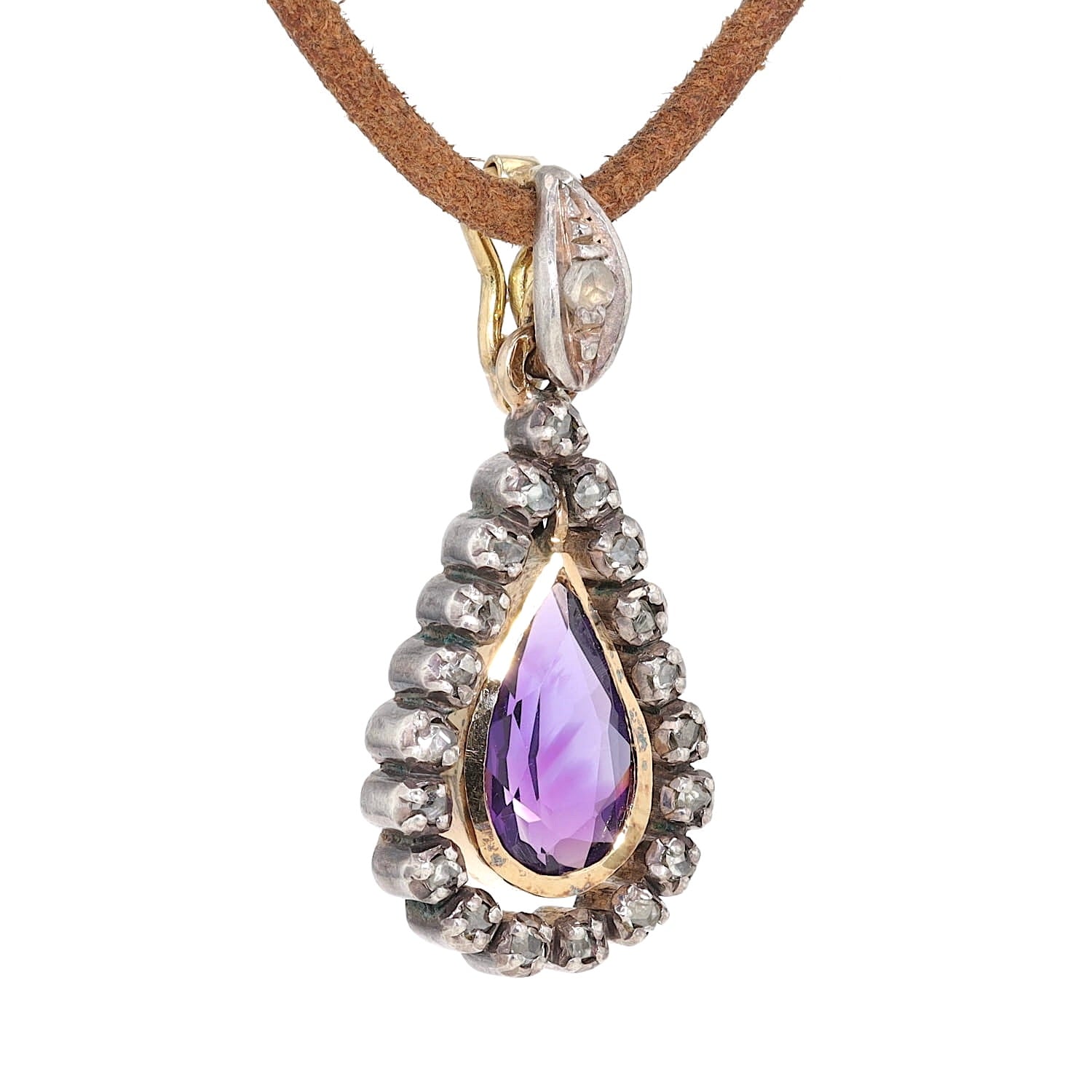 Viktorianischer Anhänger in 750er Gelbgold und Silber mit einem Amethyst und Diamanten, liegend Draufsicht an einem braunen Lederband