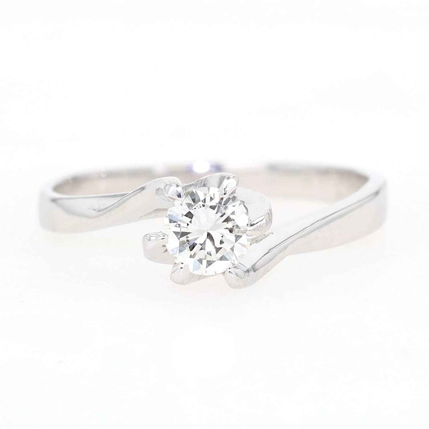 Solitärring in 585er Weißgold mit einem Brillanten, liegend frontal