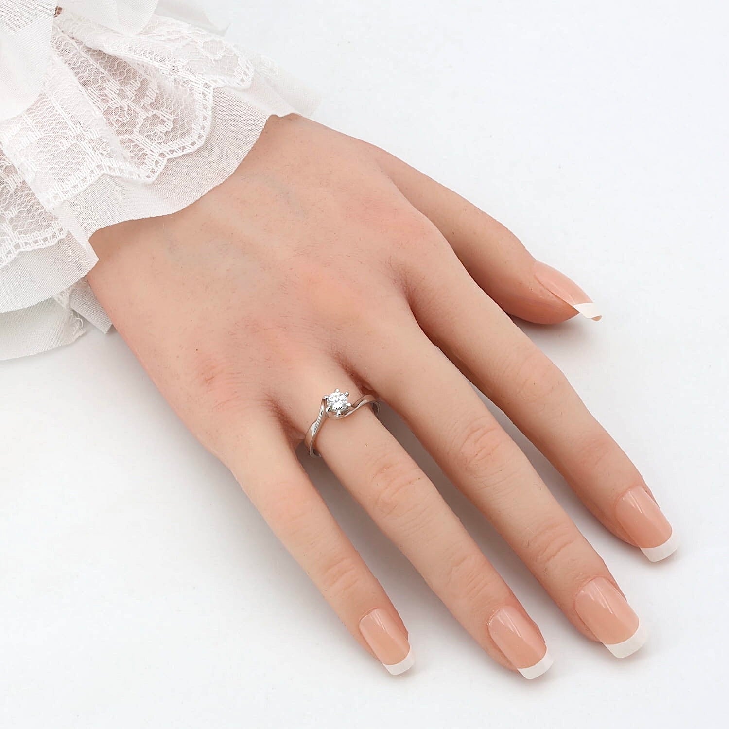 Solitärring in 585er Weißgold mit einem Brillanten, an einer künstlichen Hand
