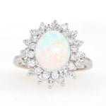 Ring in 750er Weißgold mit einem Opal und insgesamt ca. 0,80 ct Brillanten, liegend frontal