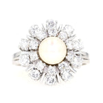 Ring in 585er Weißgold mit einer Zuchtperle und ingesamt ca. 1,0 ct Brillanten, liegend frontal