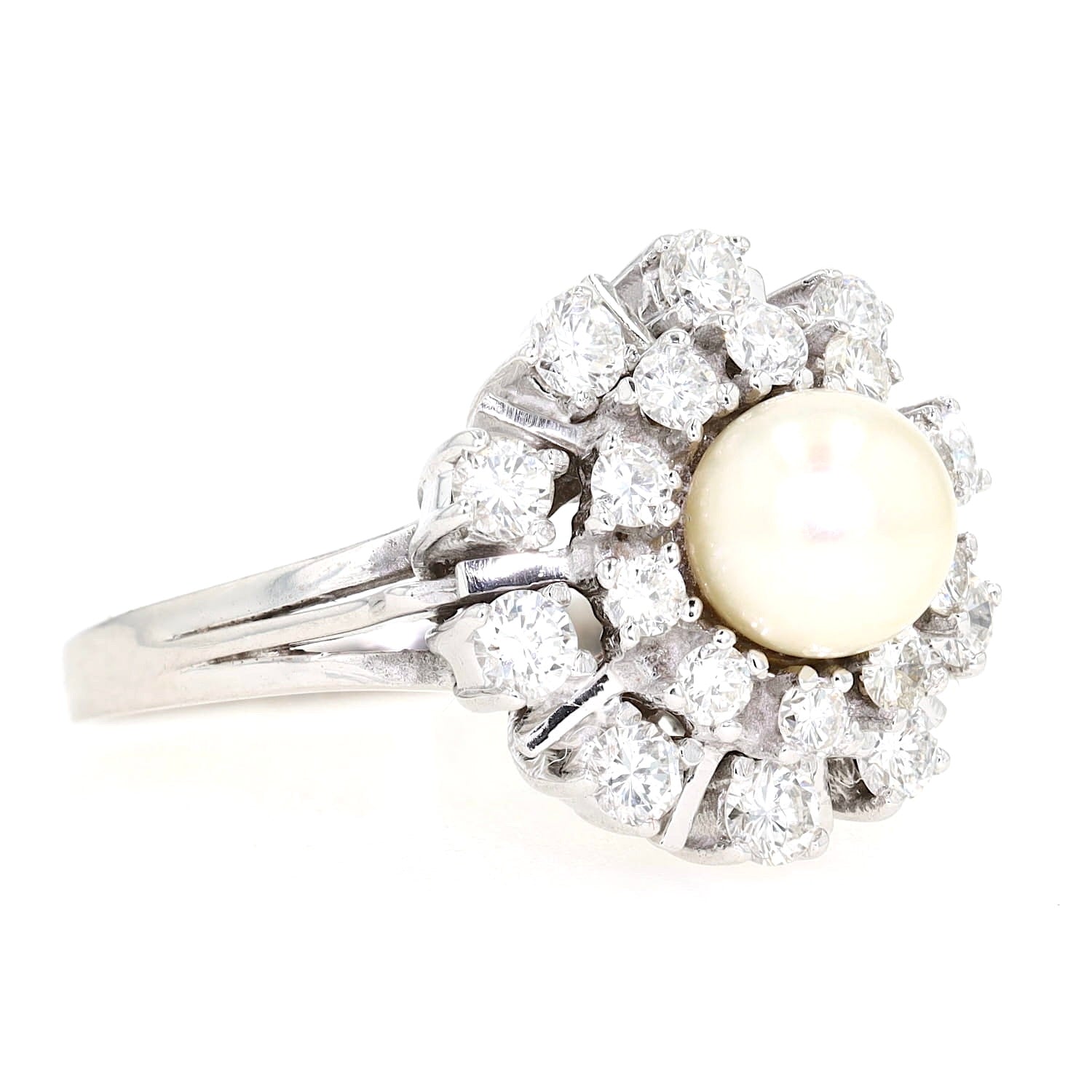 Ring in 585er Weißgold mit einer Zuchtperle und ingesamt ca. 1,0 ct Brillanten, liegend rechts gedreht