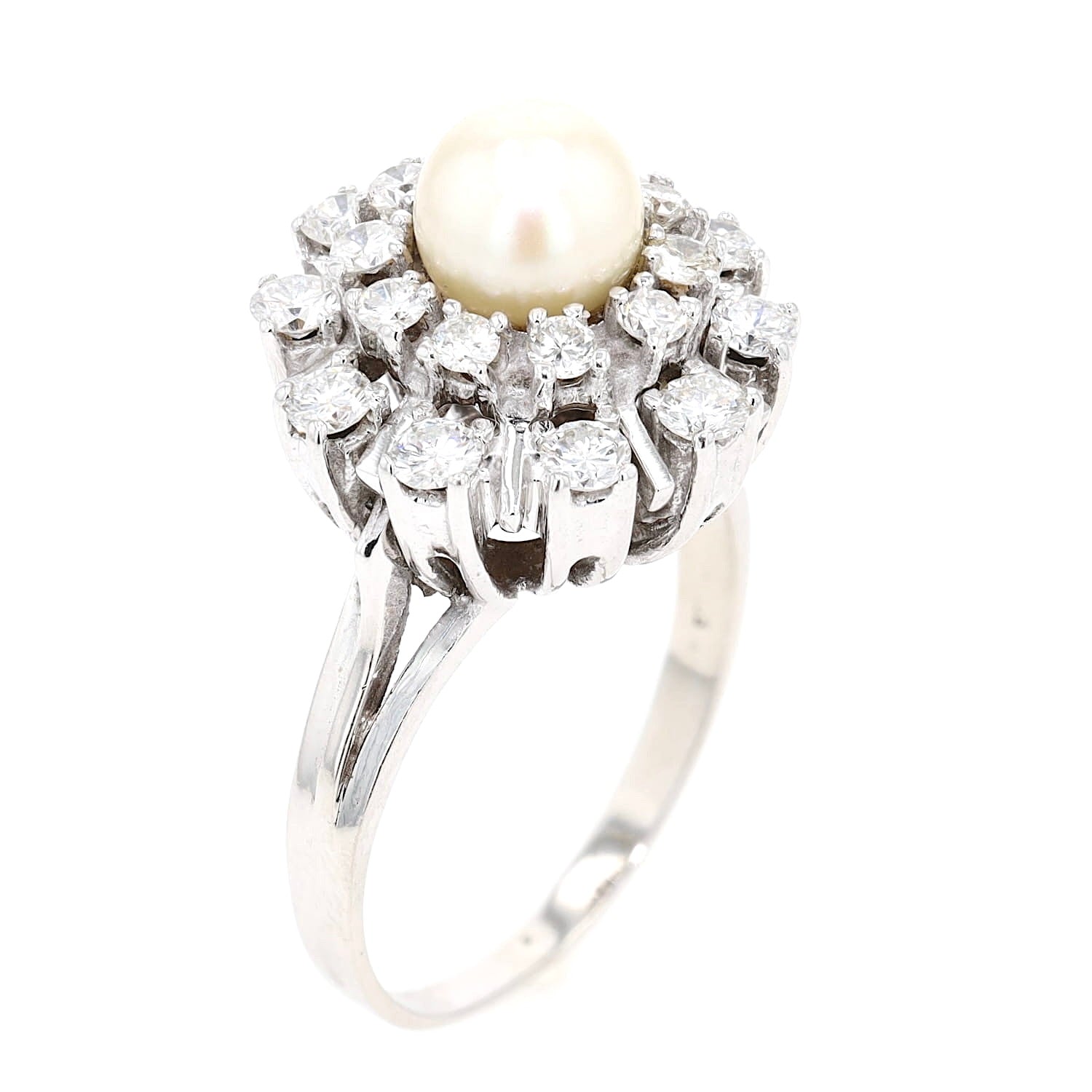 Ring in 585er Weißgold mit einer Zuchtperle und ingesamt ca. 1,0 ct Brillanten, stehend