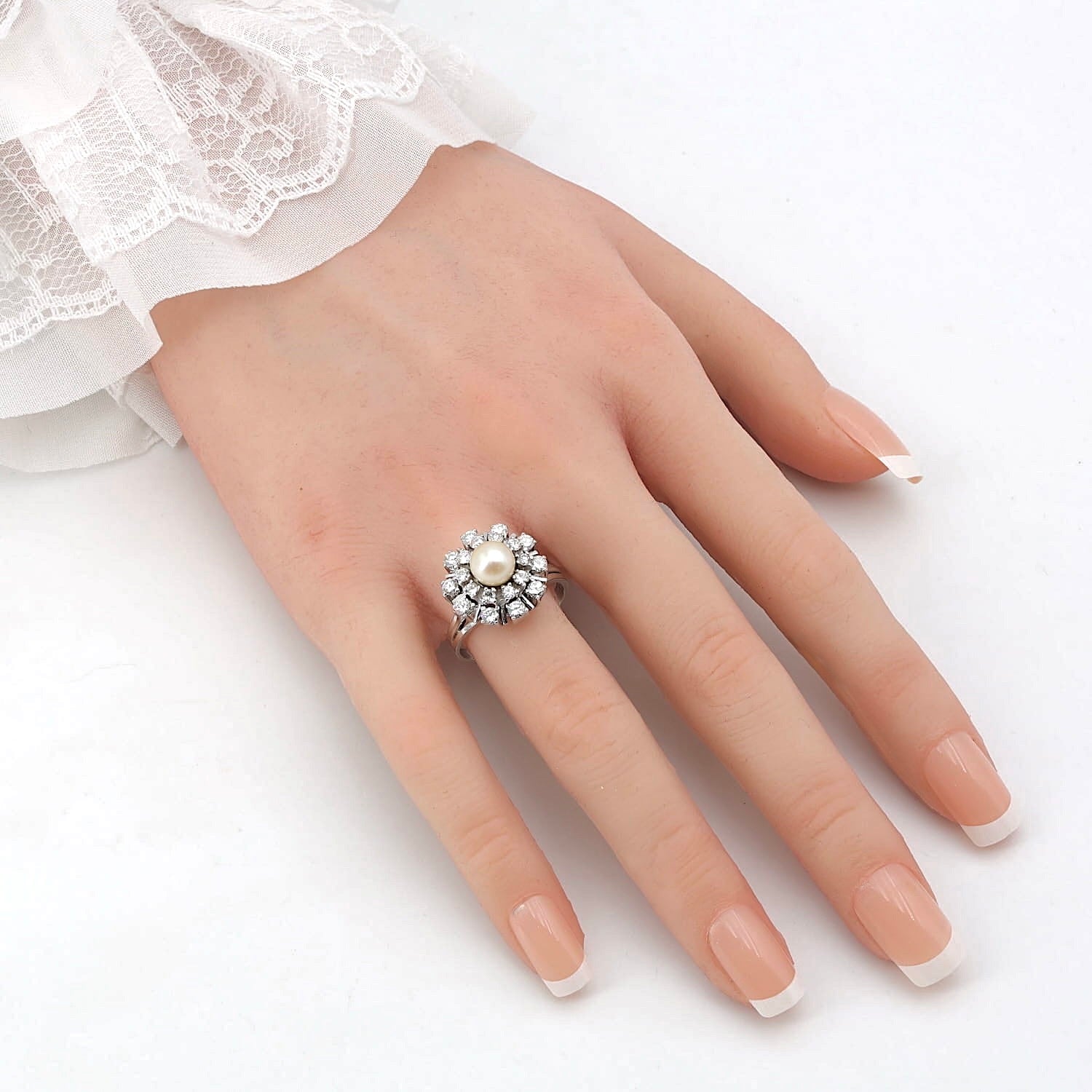 Ring in 585er Weißgold mit einer Zuchtperle und ingesamt ca. 1,0 ct Brillanten, an der Hand