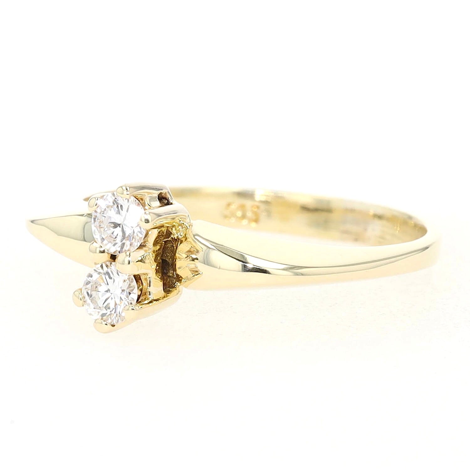 Ring in 585er Gelbgold mit zwei Brillanten, liegend links gedreht