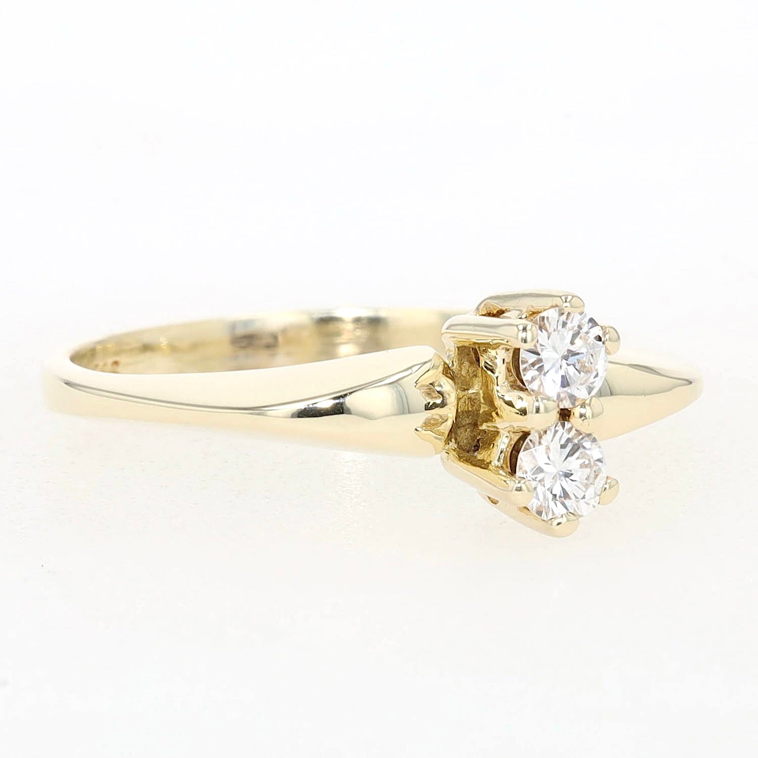 Ring in 585er Gelbgold mit zwei Brillanten, liegend rechts gedreht