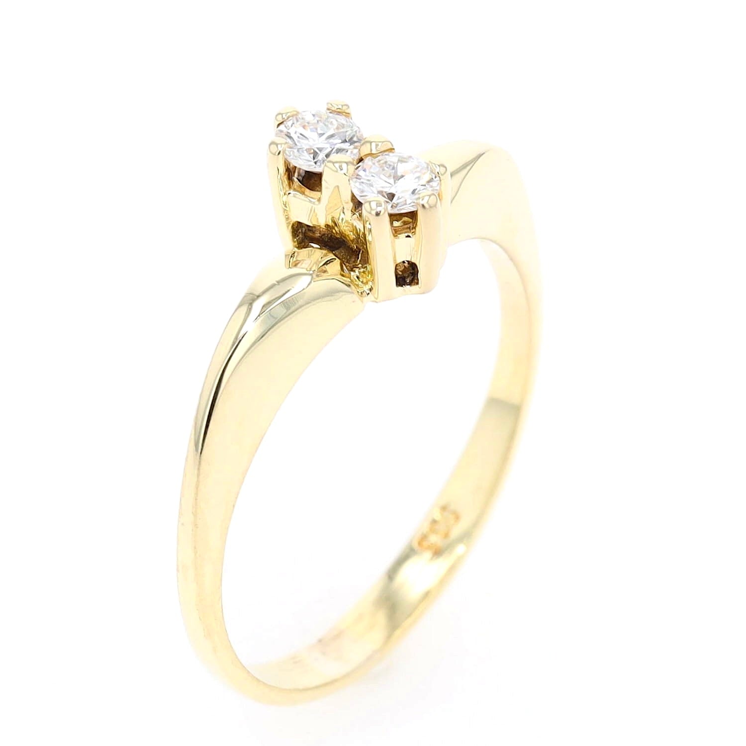 Ring in 585er Gelbgold mit zwei Brillanten, stehend