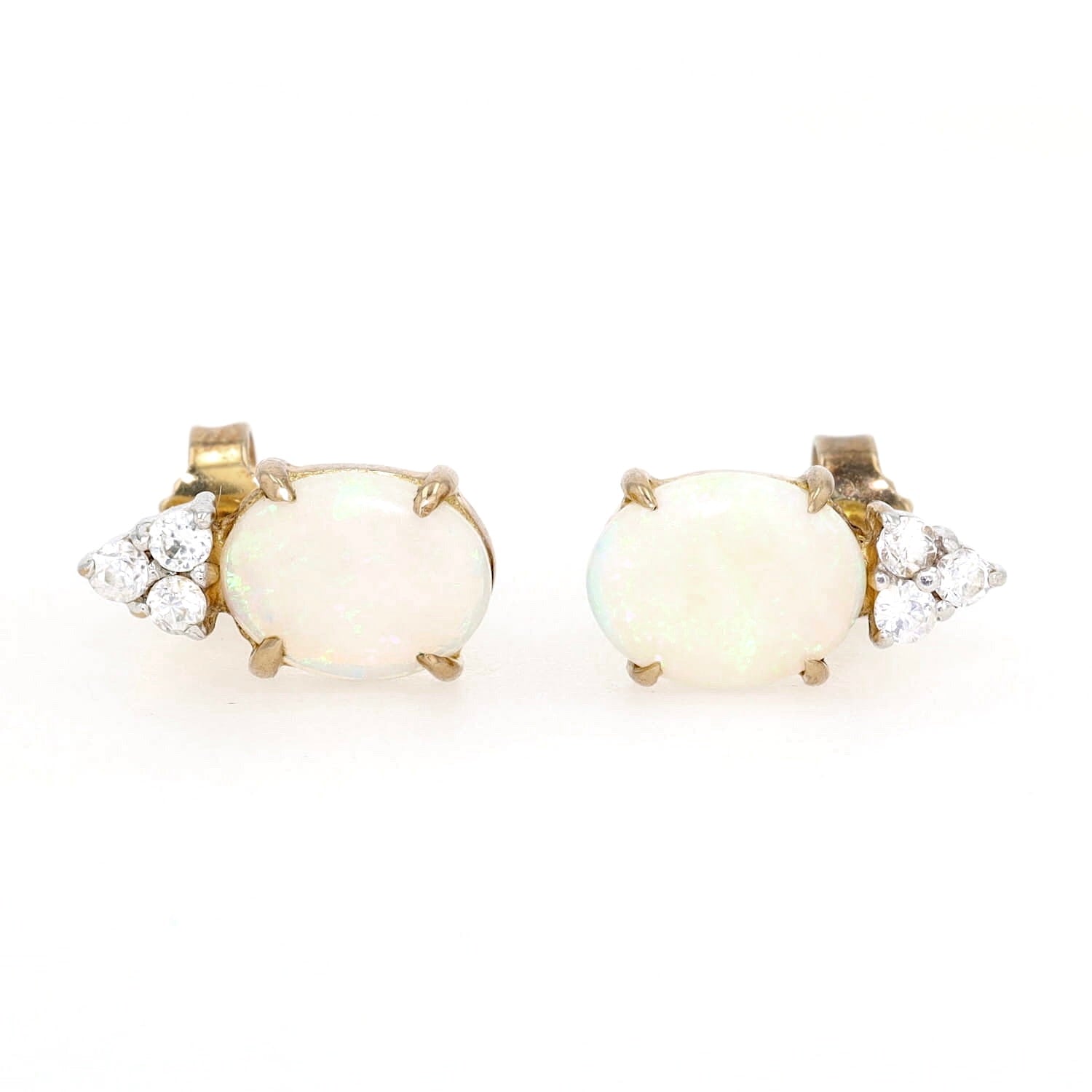 Ohrstecker in 333er Gold mit je einem Opal und weißen Cubic Zirkonias , liegend frontal