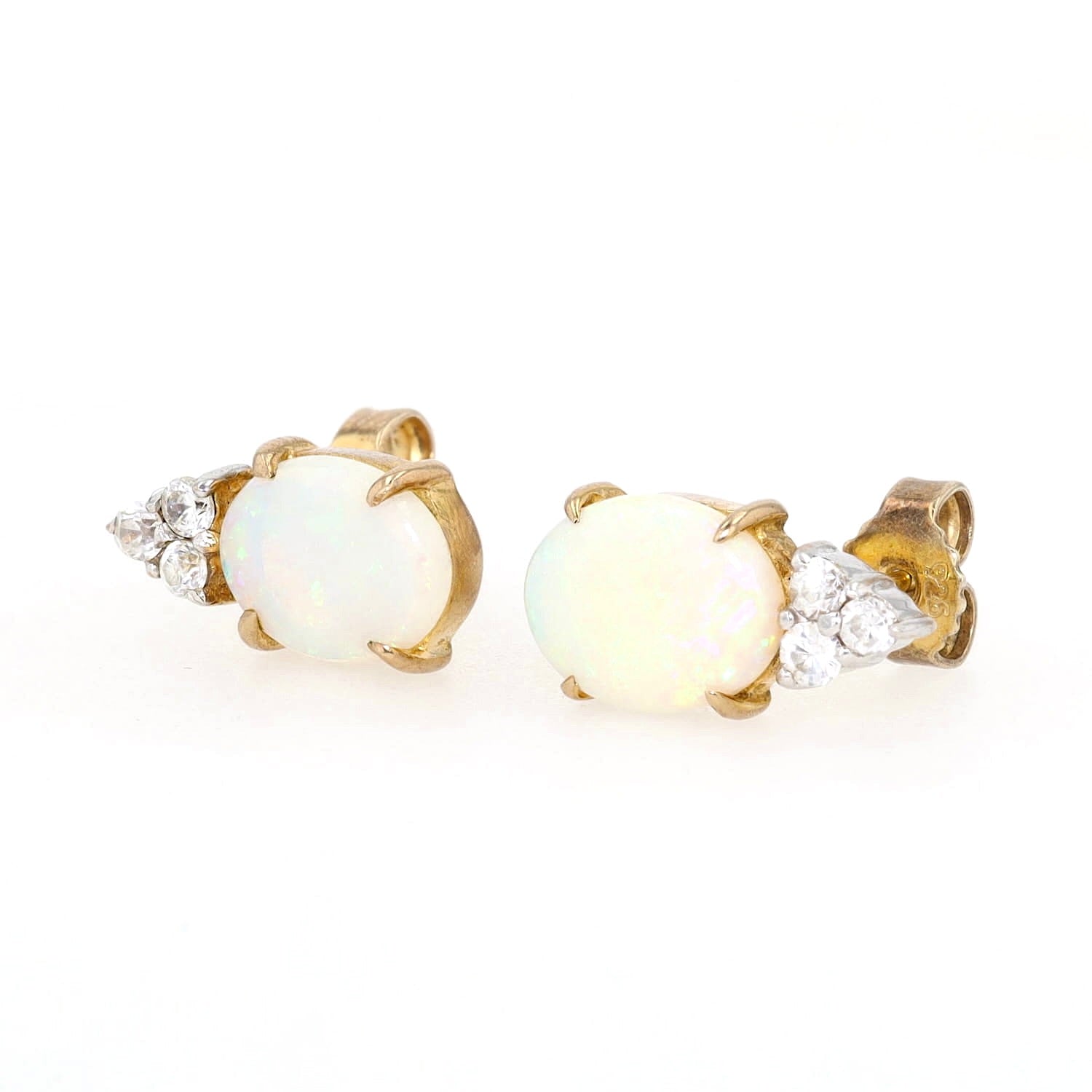 Ohrstecker in 333er Gold mit je einem Opal und weißen Cubic Zirkonias, liegend links gedreht