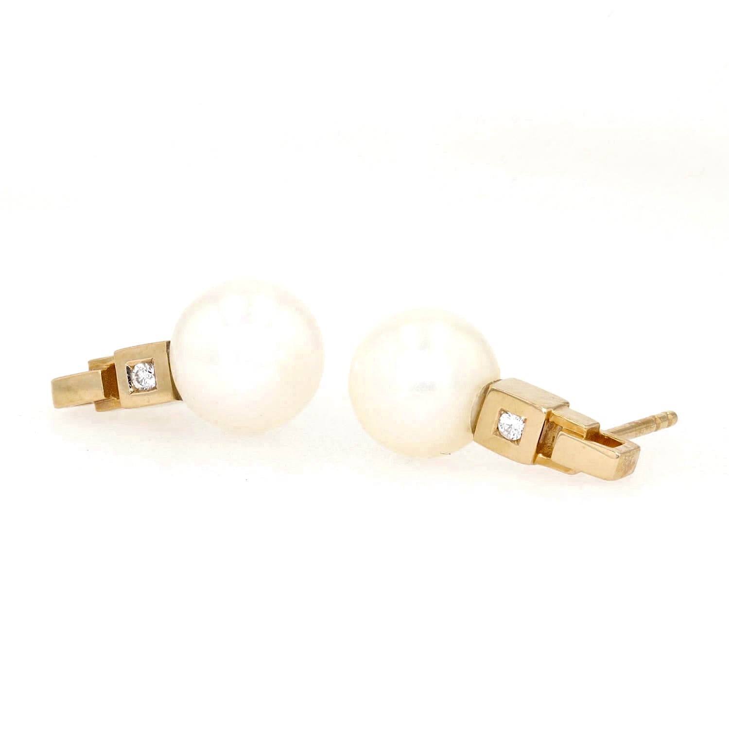 Jette Joop Ohrstecker in 585er Gelbgold mit je einer Zuchtperle und einem Brillant, liegend links gedreht