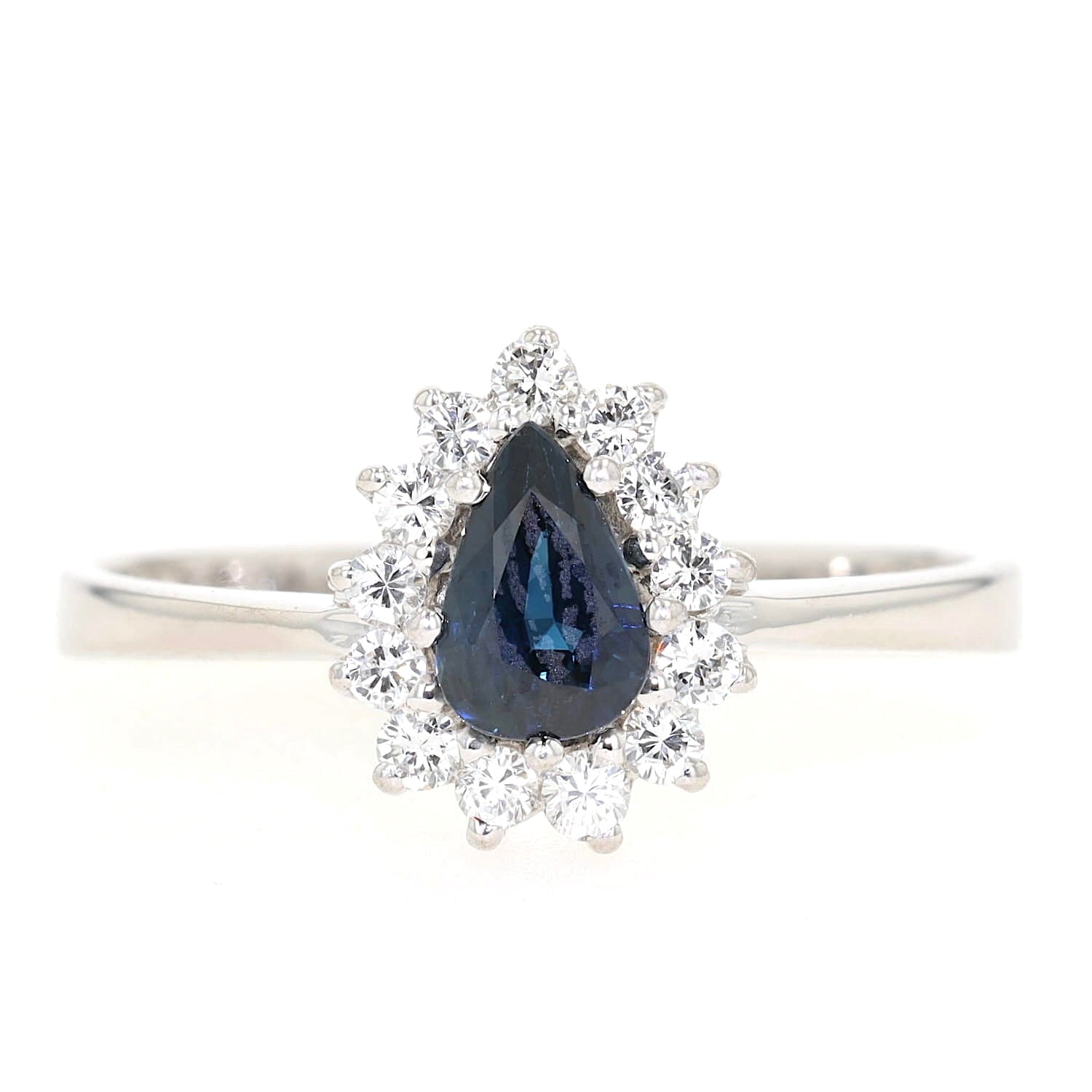 Ring in 585er Weißgold mit einem blauen Saphir und Brillanten, liegend frontal