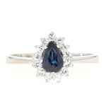 Ring in 585er Weißgold mit einem blauen Saphir und Brillanten, liegend frontal