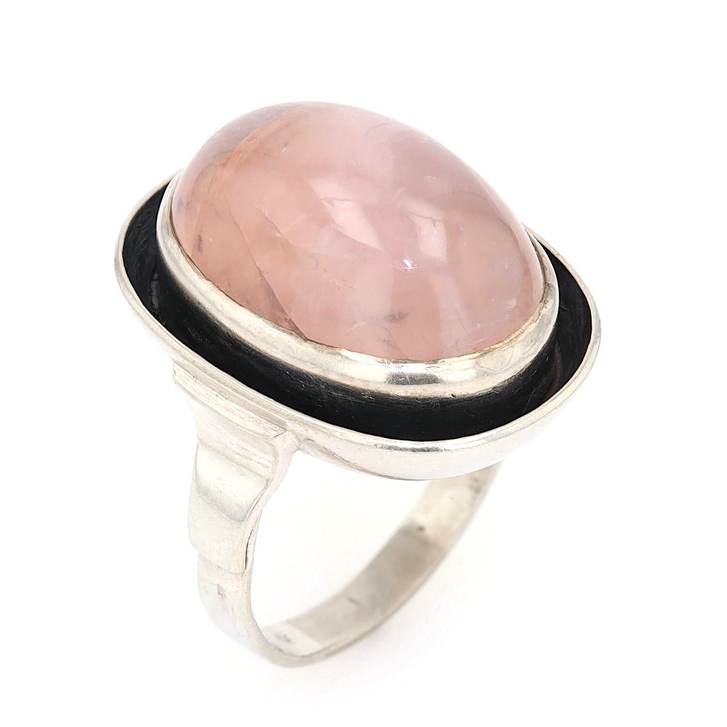 Vintage-Ring in Silber mit einem Rosenquarz-Cabochon, stehend