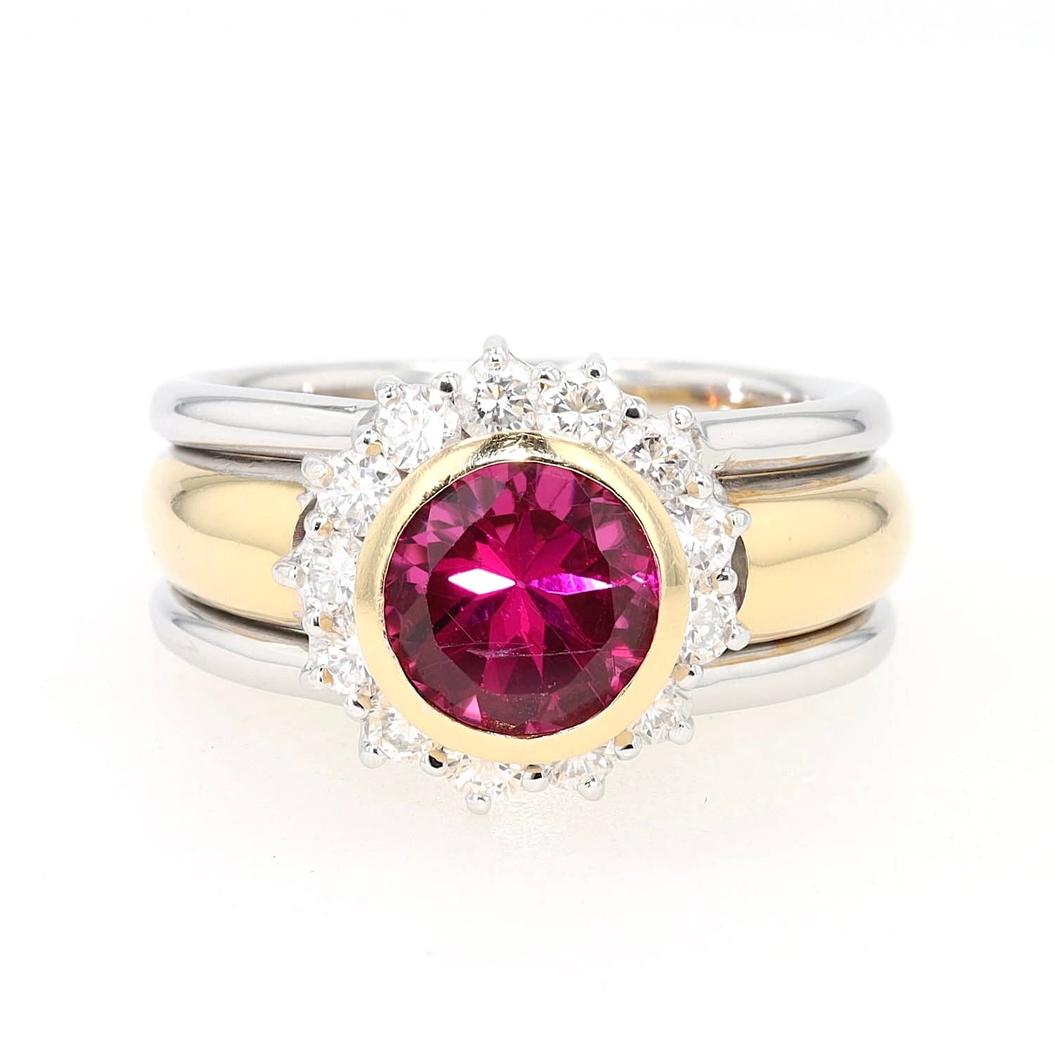 Ring in 750er Weiß- und Gelbgold mit einem pinkfarbenen Turmalin und Brillanten, liegend frontal