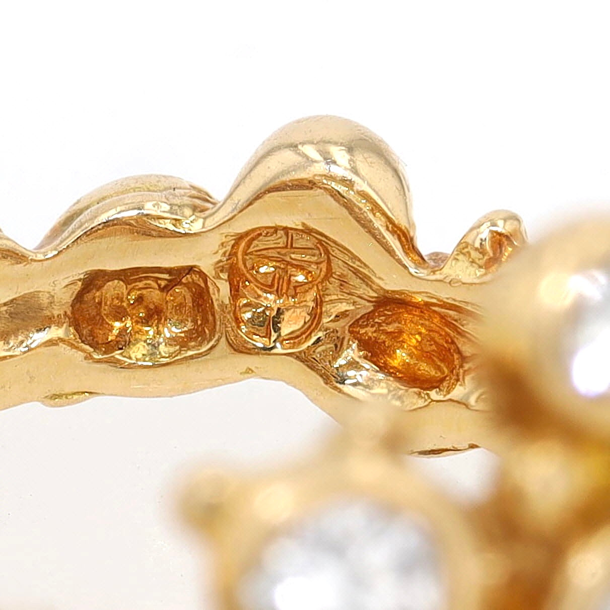 Ring vermutlich von Gilbert Albert in 750er Gelbgold mit Brillanten, Punzen eine Seite