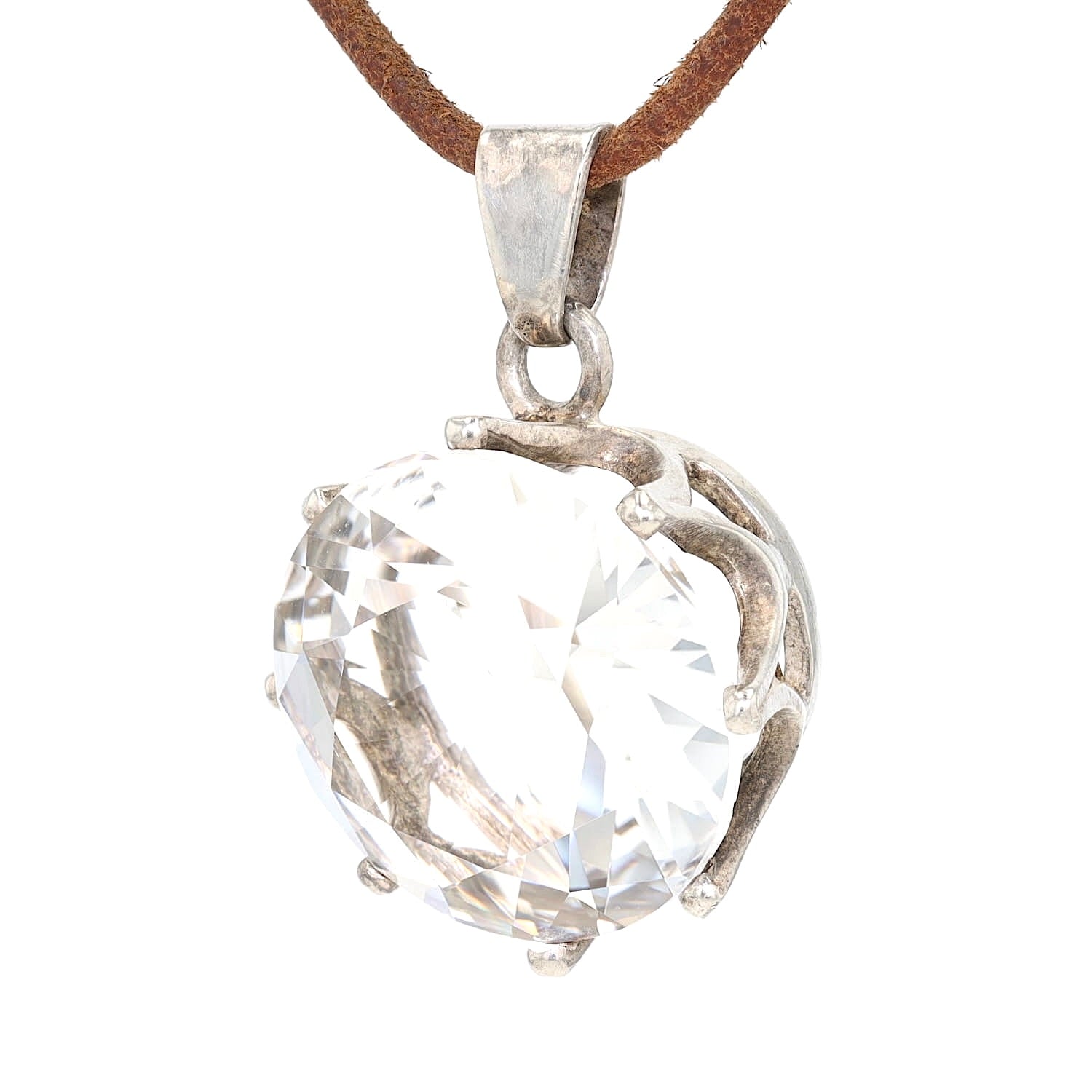 Anhänger in 925er Silber mit einem großen Bergkristall, hängend links gedreht