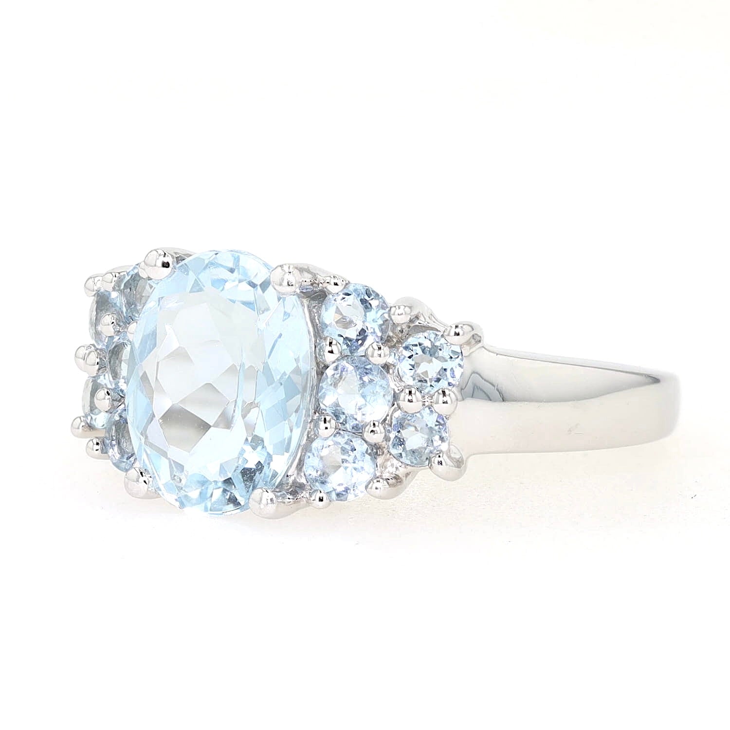 Ring in 950er Platin mit Aquamarinen, liegend links gedreht