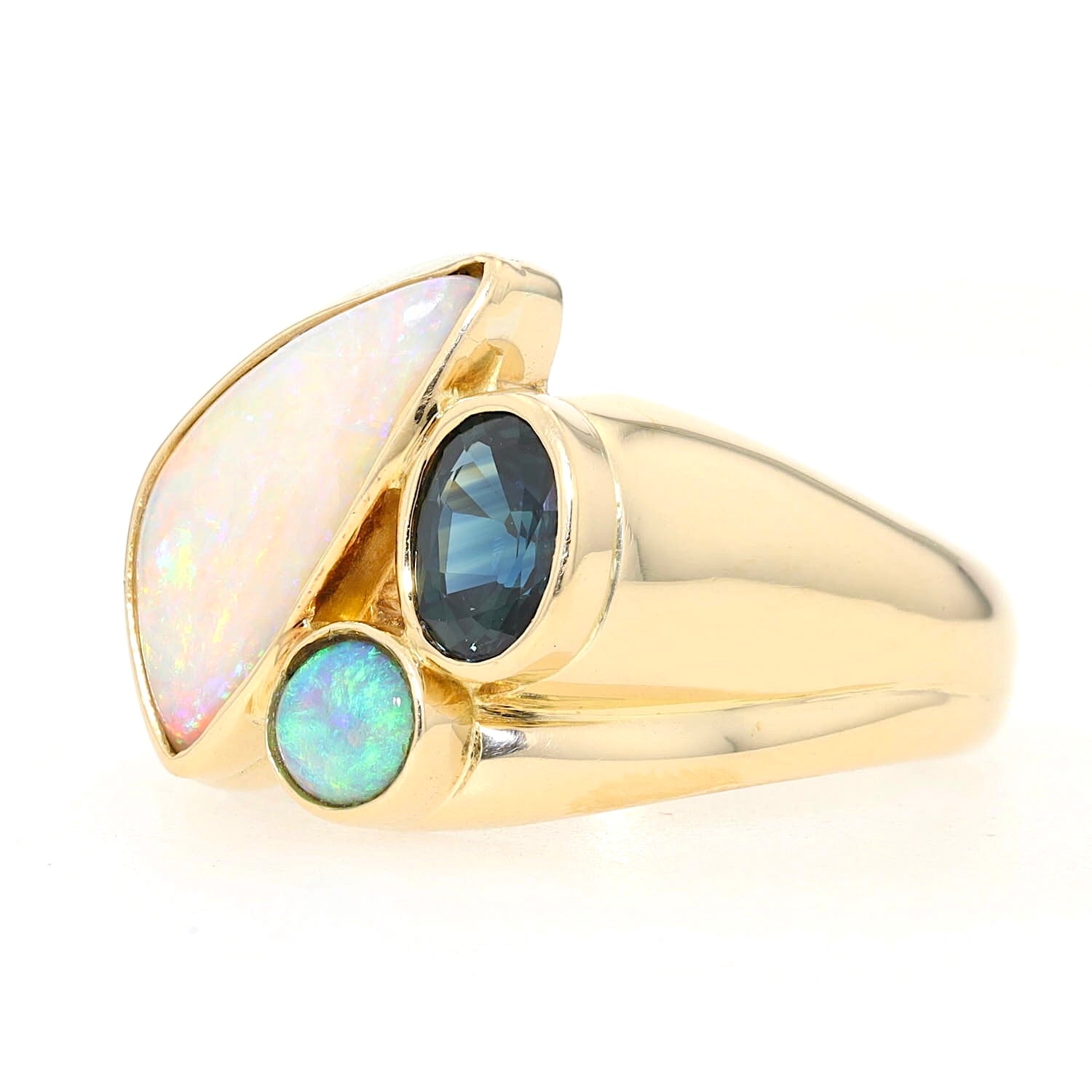 Ring in 750er Gelbgold mit einem blauen Saphir und Opalen, liegend links gedreht