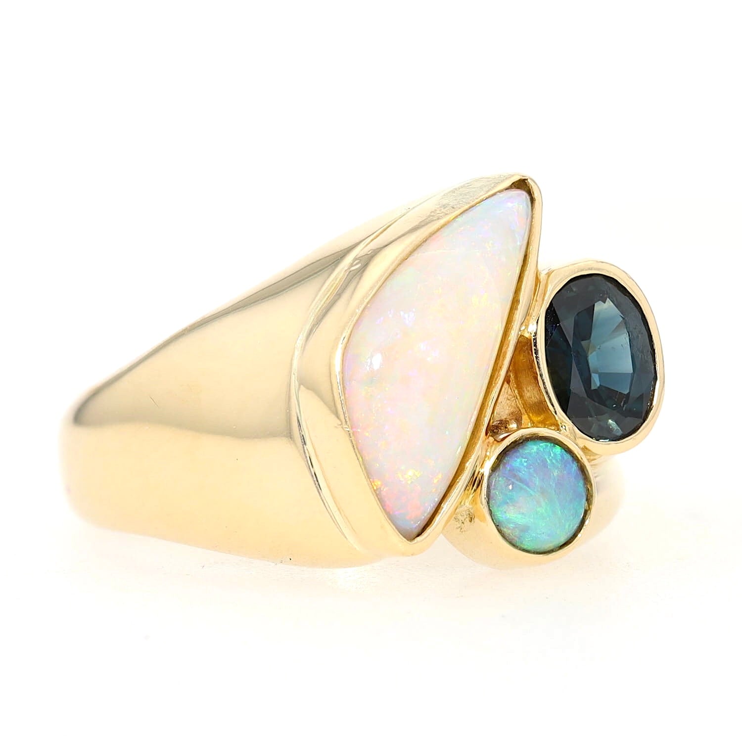 Ring in 750er Gelbgold mit einem blauen Saphir und Opalen, liegend rechts gedreht