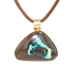 Anhänger in 750er Gelbgold mit einem großen Boulder-Opal, hängend frontal an einer Lederkette