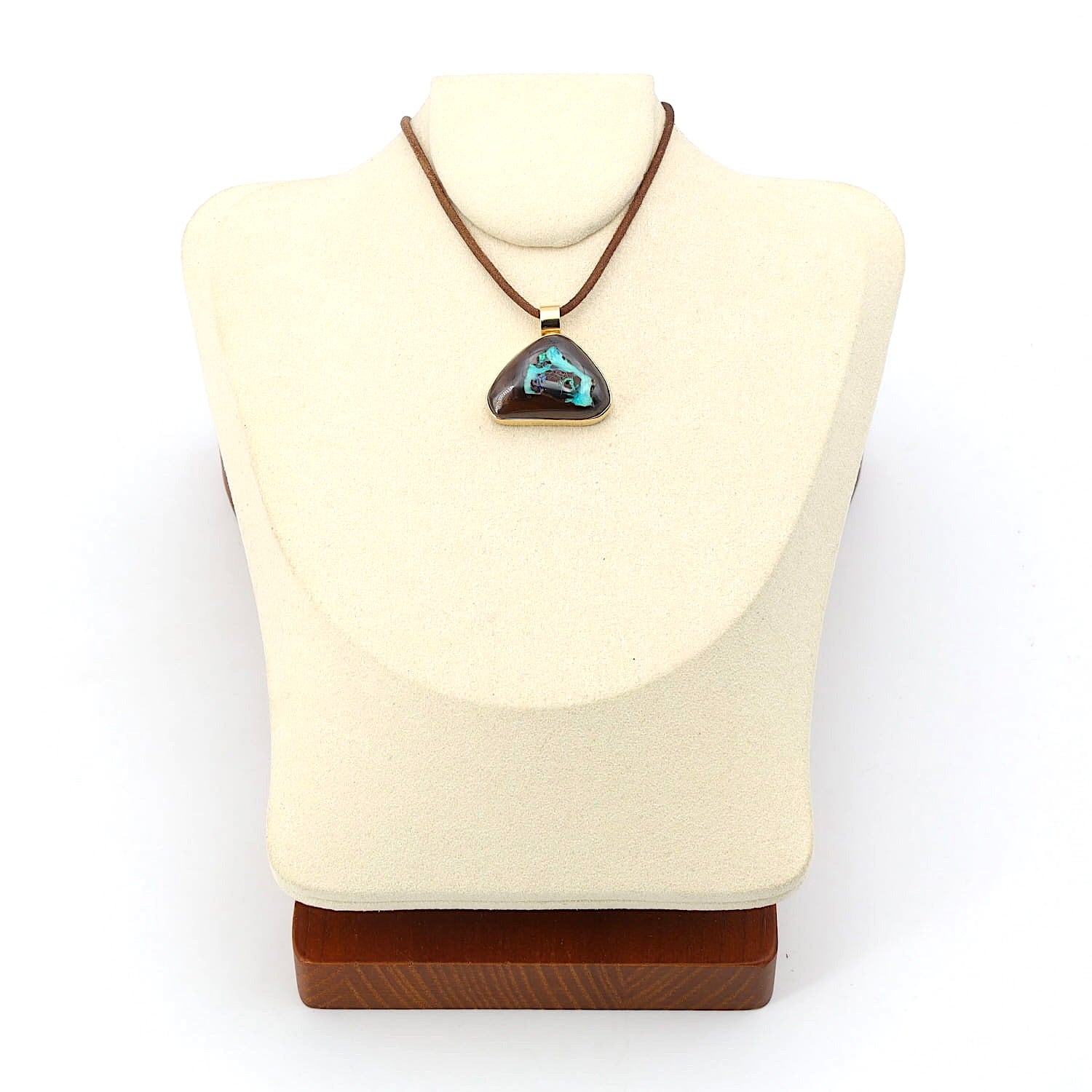 Anhänger in 750er Gelbgold mit einem großen Boulder-Opal,  an der Büste