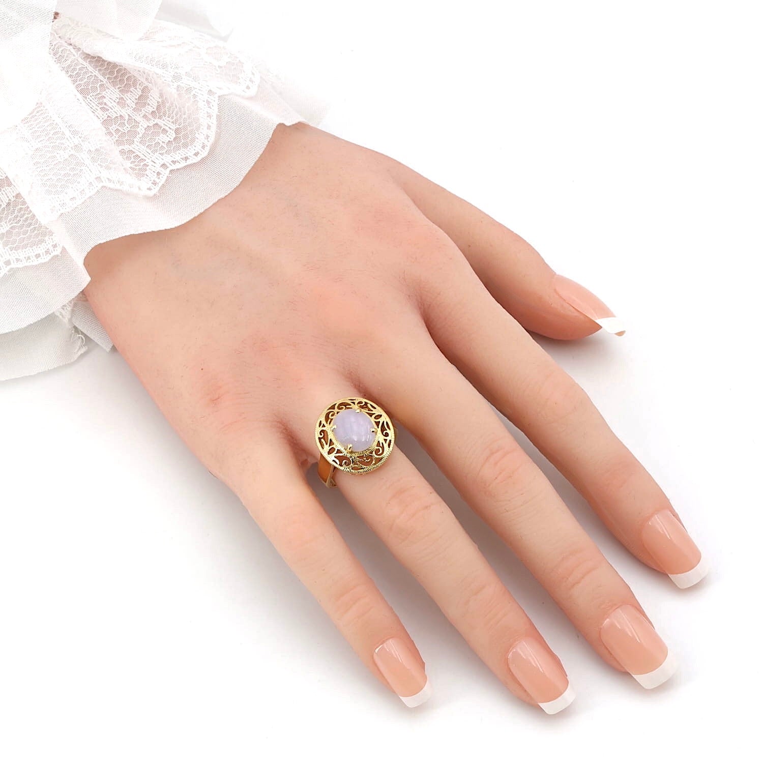 Ring in 750er Gelbgold mit einem lavendelfarbener Jadeit, an einer künstlichen Hand