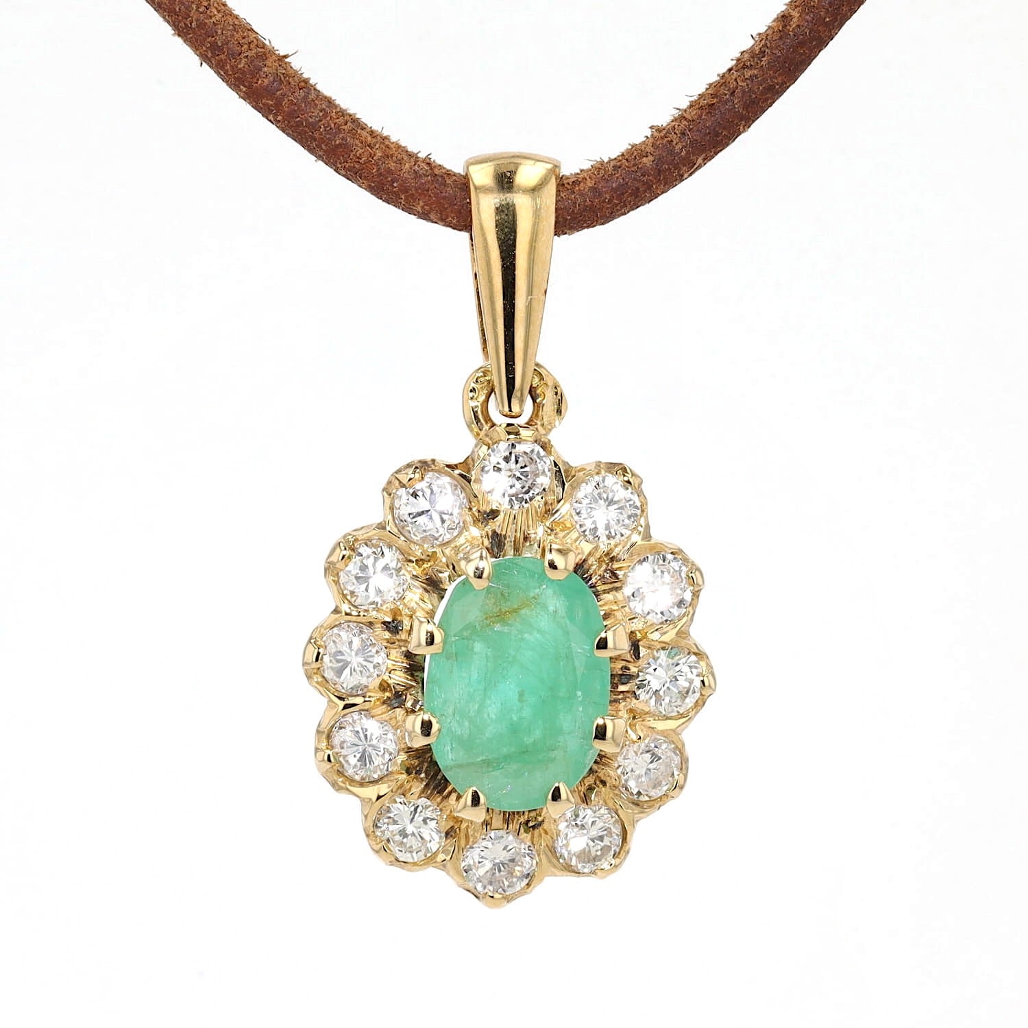 Anhänger in 585er Gelbgold mit einem Smaragd und Brillanten, hängend frontal an einem braunen Lederband