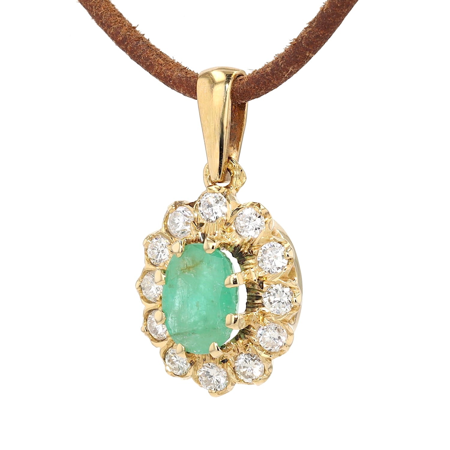 Anhänger in 585er Gelbgold mit einem Smaragd und Brillanten, hängend links gedreht an einem braunen Lederband
