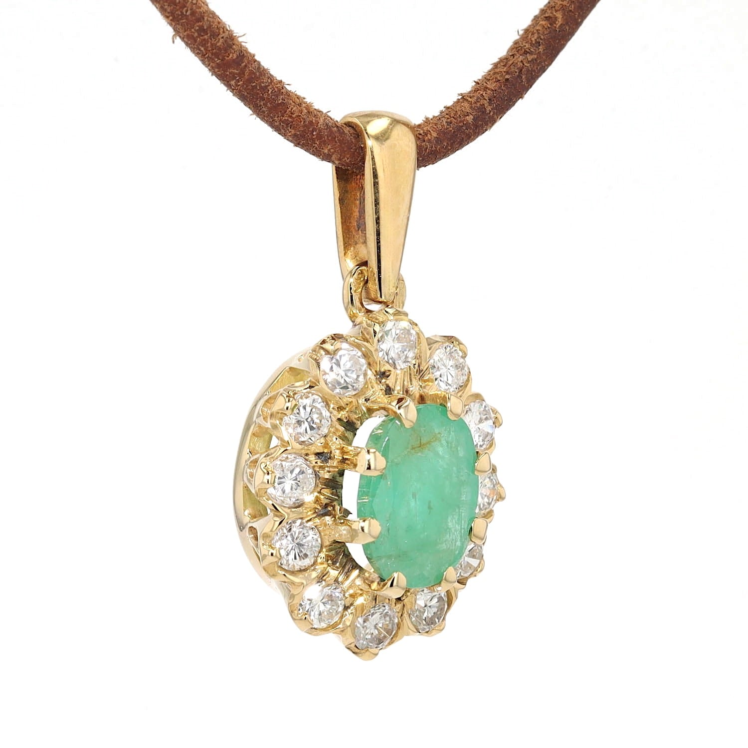 Anhänger in 585er Gelbgold mit einem Smaragd und Brillanten, hängend rechts gedreht an einem braunen Lederband