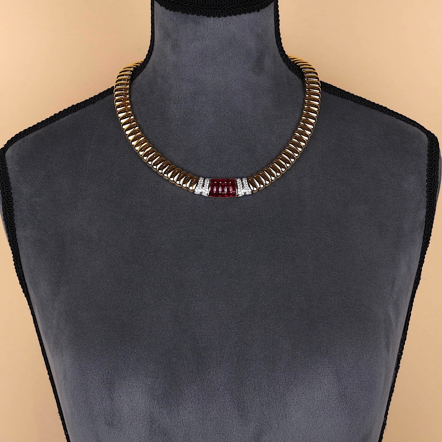 Collier von Wempe in 750er Gelb- und Weißgold mit Rubinen und Brillanten, an der Büste