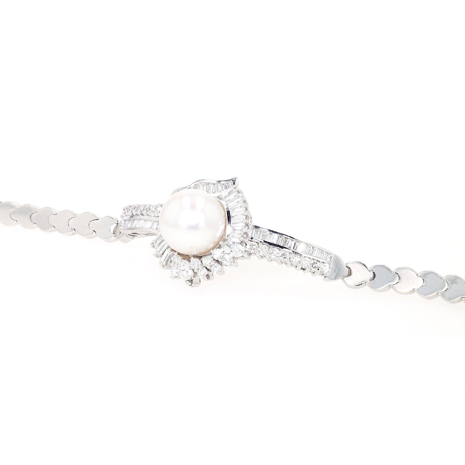 Armband aus 750er Weißgold mit einer großen Südsee-Zuchtperle und insgesamt ca. 2,85 ct Diamanten und Brillanten, liegend länglich Nahaufnahme der Mitte